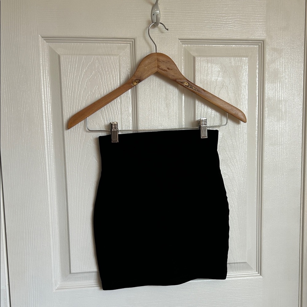 Windsor Classic Black Pencil Skirt